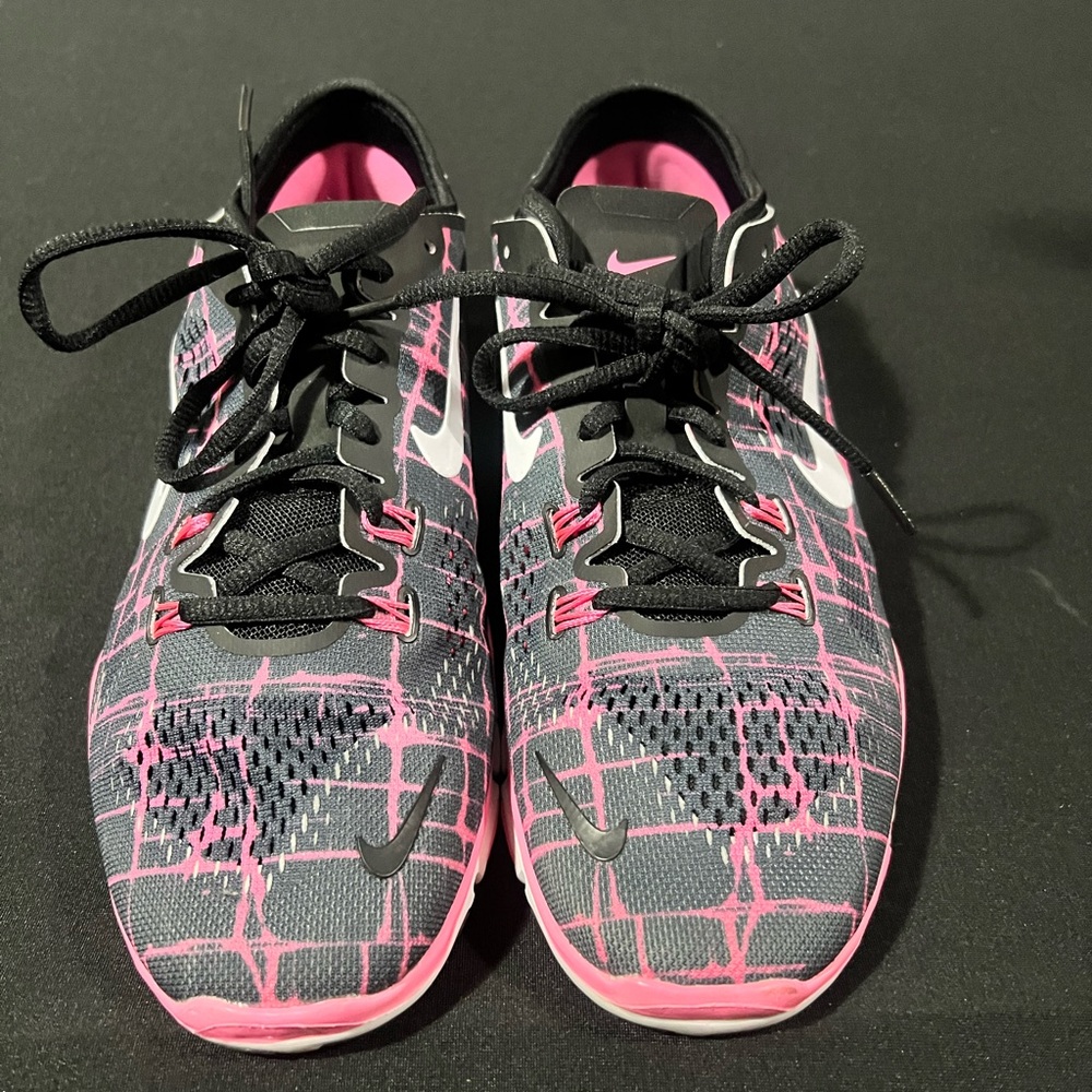 Nike Women's Black and Pink Athletic Shoes